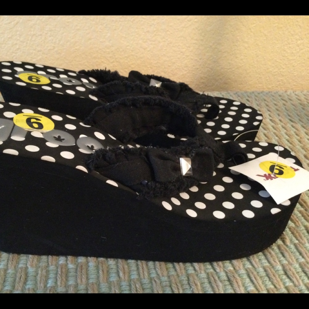 NWT Groove “Sassy” Platform Black Sandals Sz 9 - Picture 2 of 4